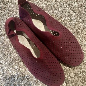 Woman’s cranberry European size 40 Ilse Jacobsen shoes